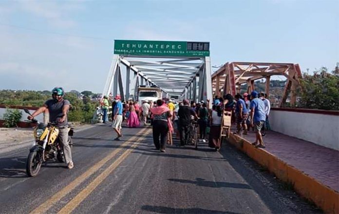 Campesinos de Tagolaba bloquean Puente de Fierro en Tehuantepec