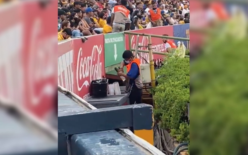 Vendedor rebaja cerveza con agua en juego de Tigres