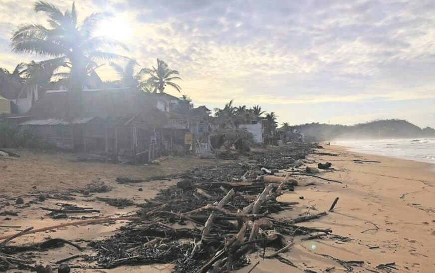 Zipolite vive destrucción por huracán: soportaron por horas el ímpetu de Agatha