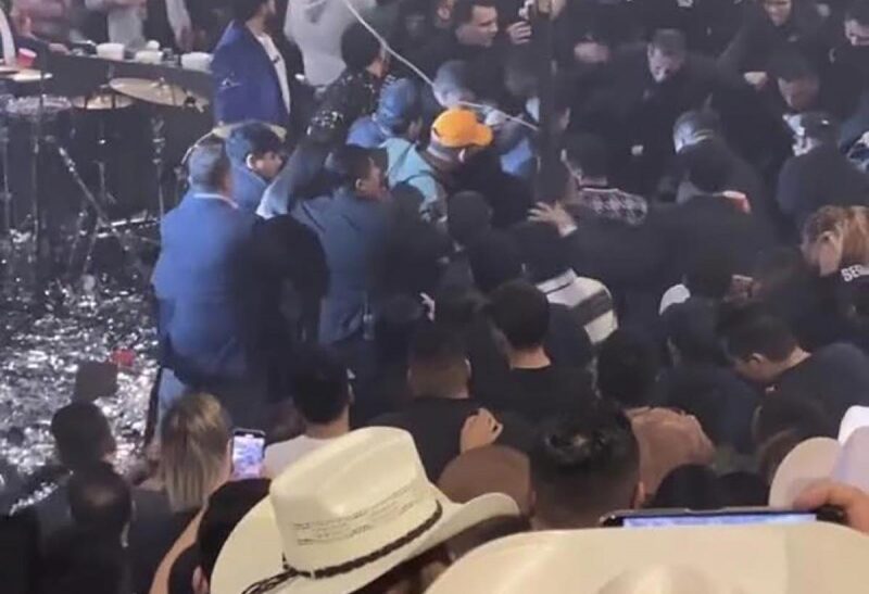 En riña campal termina concierto de Luis R. Conriquez en Pachuca