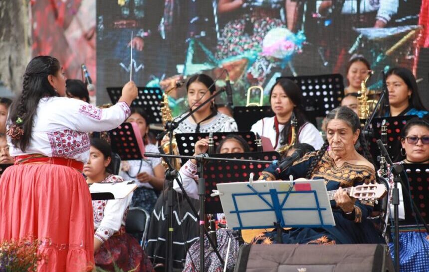 Cautiva concierto de Oaxaqueñísimas en la Alameda de León