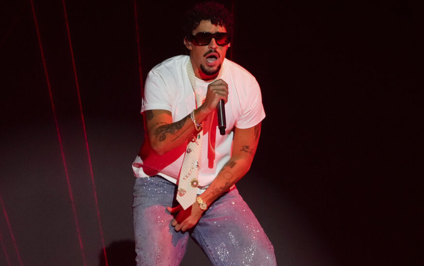 Bad Bunny sufre lesión en la rodilla durante concierto en San Juan